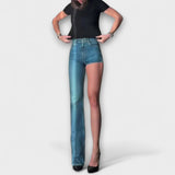 Asymmetrische Jeans-Shorts mit Schulterträger: hellblaue Denim, hoher Bund, seitlicher Schlitz