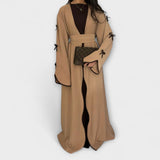 Cardigan-Kleid Duo in Camel mit Schleifenverzierung, Schlitz vorne und Taillengürtel