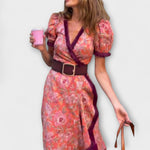 Rosa Maxi-Kleid mit kurzen Puffärmeln, V-Ausschnitt und breitem Gürtel in Dunkelrot