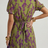 Rückansicht Midi-Kleid mit gebundenem Taillenband und lila Blütenmuster auf Olivgrün