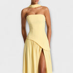 Gelbes Bandeau-Maxikleid mit seitlicher Drapierung und tiefem Beinschlitz