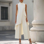 Elegantes langes Kleid in Weiß, ärmellos, mit hohem Kragen und seitlich drapiertem Rock