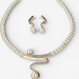 Set aus natürlicher Perlenkette und Ohrringen