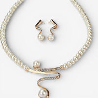 Set aus natürlicher Perlenkette und Ohrringen