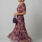 Lila Off-Shoulder-Midi-Kleid von Calen, seitlich: Blumenprint und Volantsaum