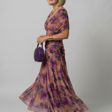 Lila Off-Shoulder-Midi-Kleid von Calen, seitlich: Blumenprint und Volantsaum