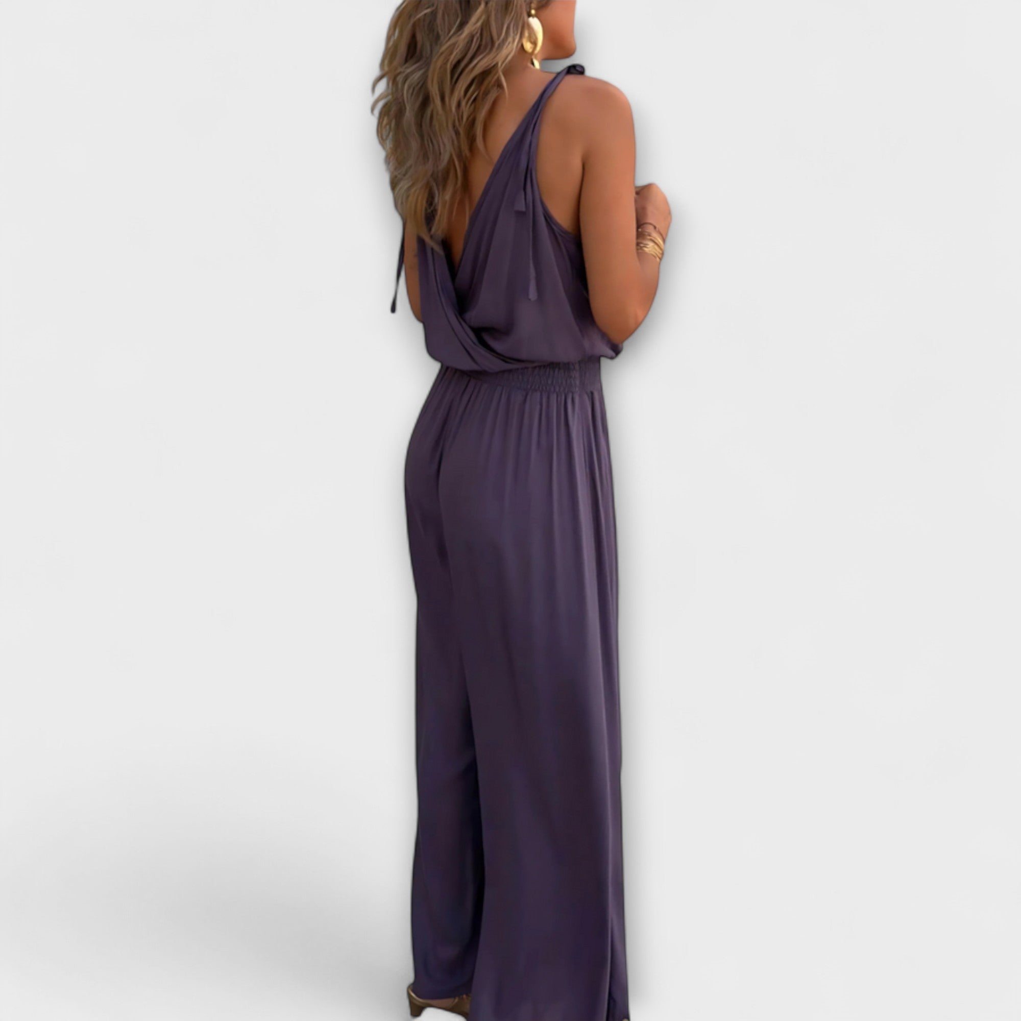 Dunkelvioletter Jumpsuit mit Trägern, Rückenansicht, lockere Passform und weites Hosenbein