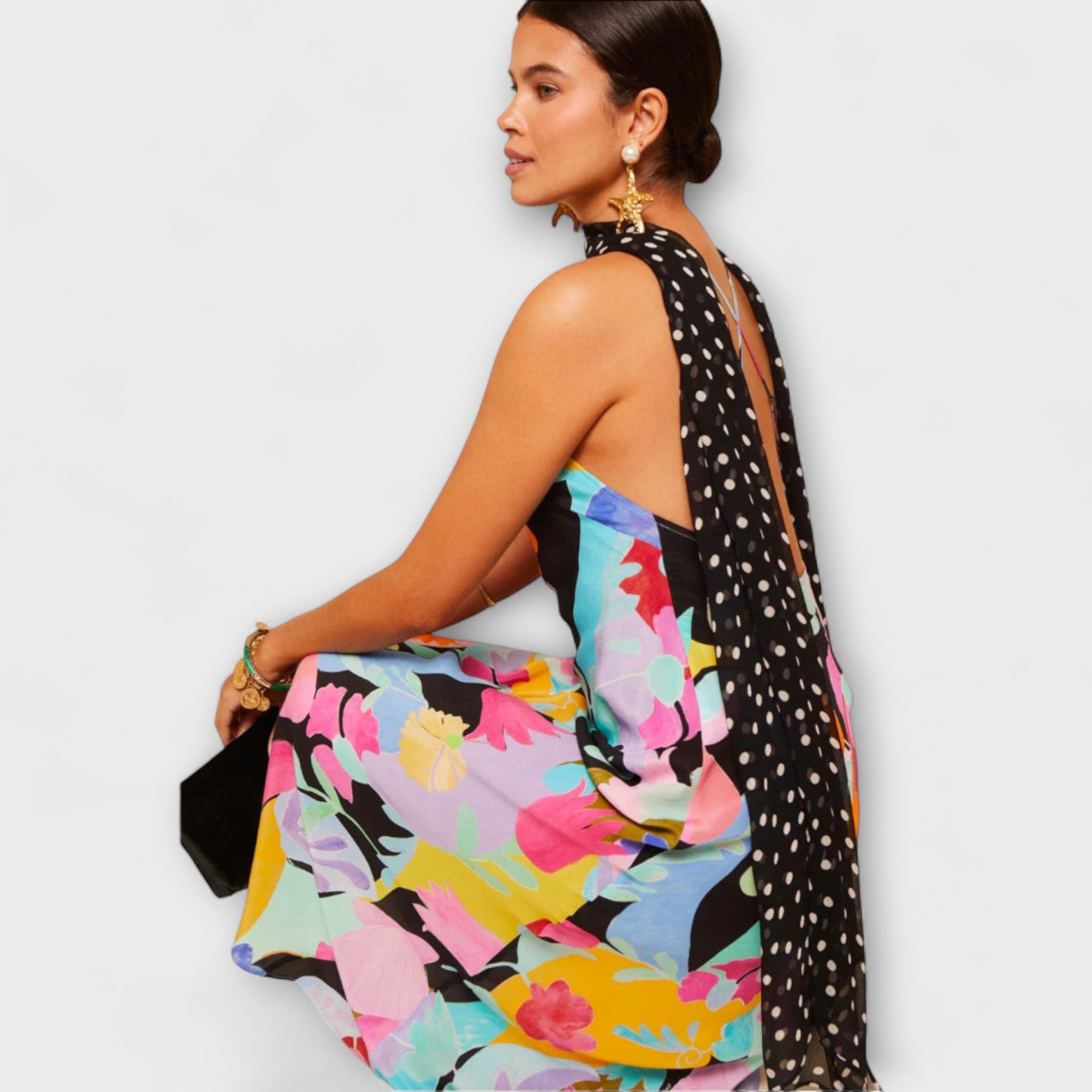 Midikleid mit buntem Blumenprint und schwarzem Pünktchenschal über der Schulter