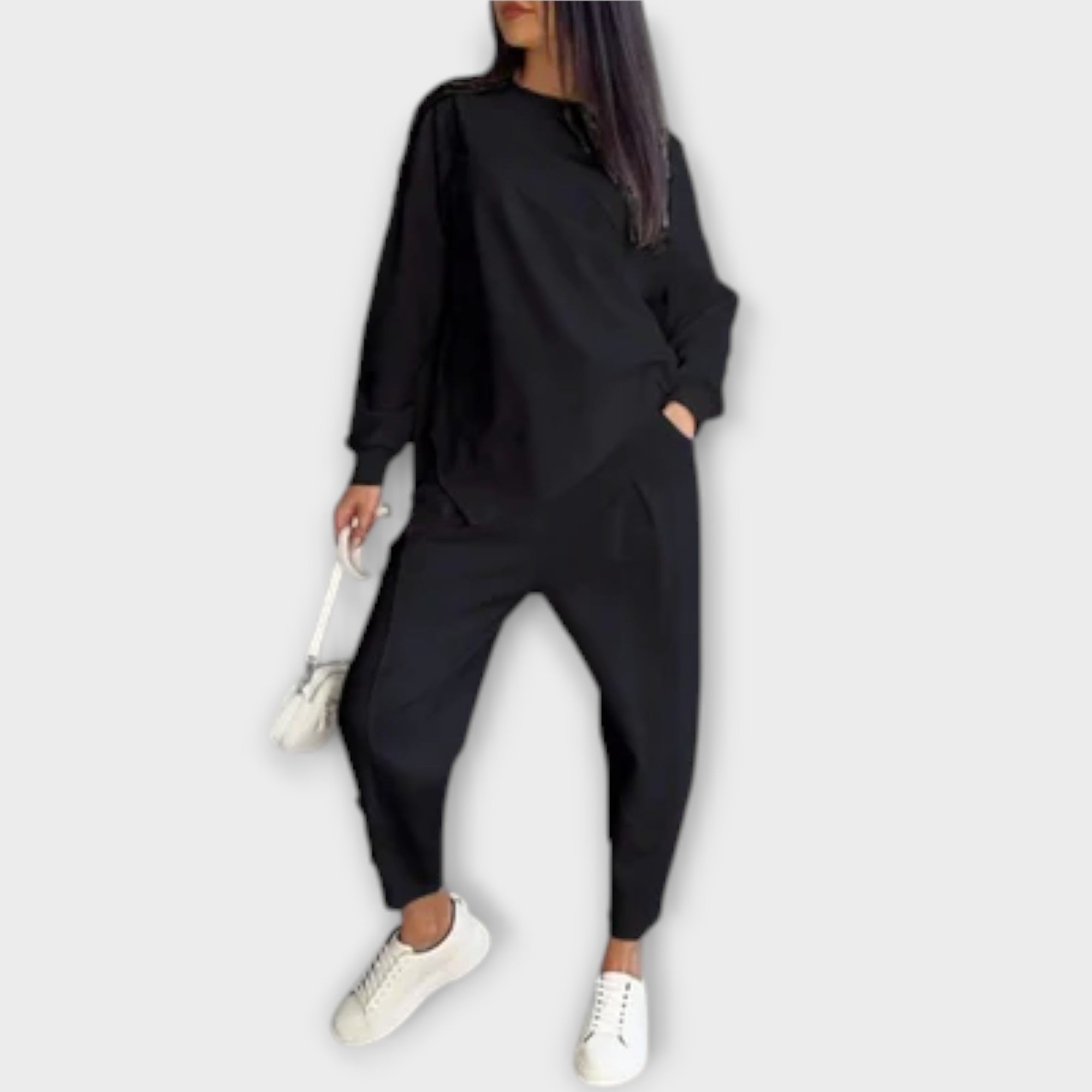 Schwarzer Zweiteiler: Langarmshirt mit Bündchen und lockerer Jogginghose