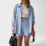 Zweiteiliges Set in Hellblau: Overshirtjacke und Shorts, Kordelzugbund, Knopfleiste