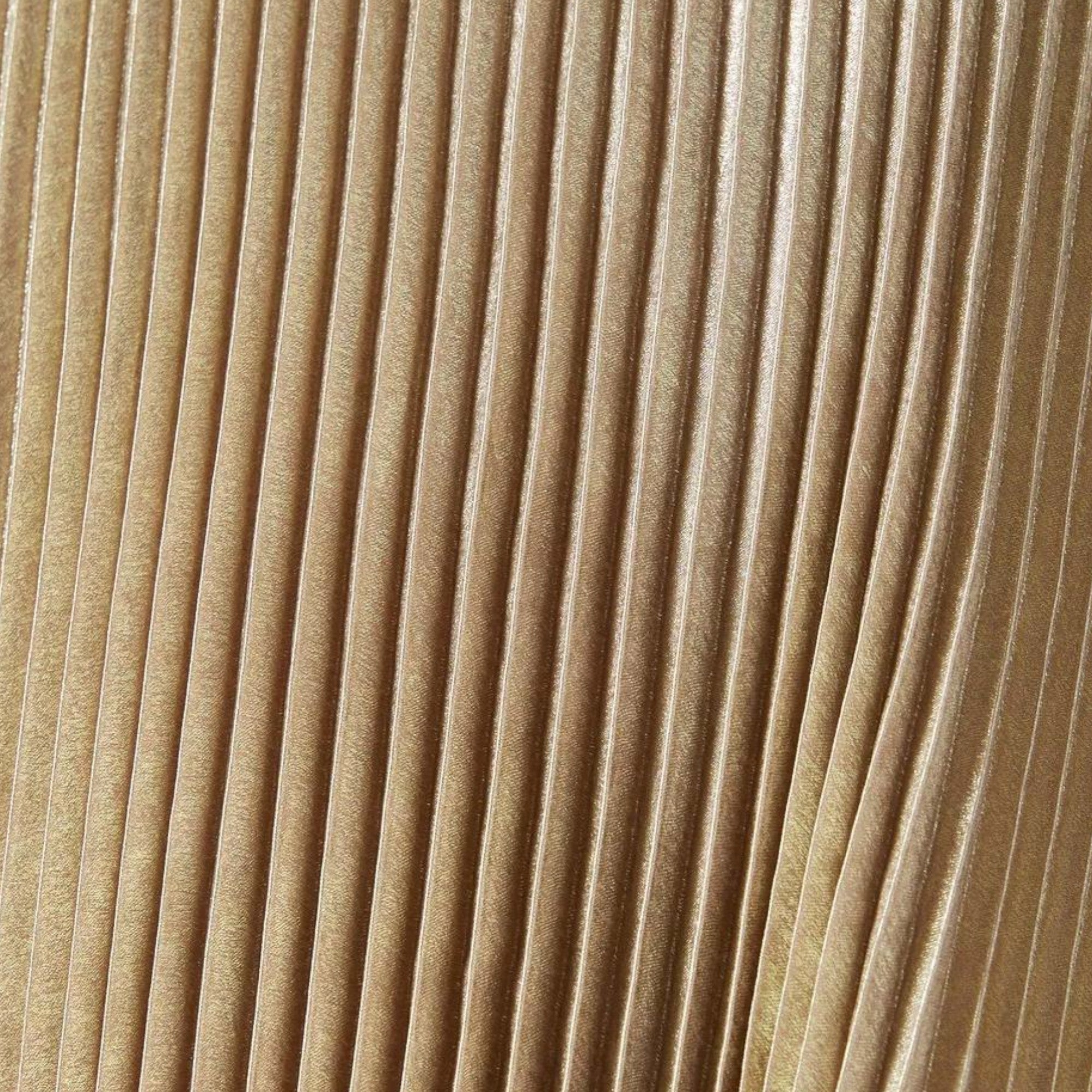 Goldfarbenes gemustertes Stoffmaterial für ein Maxikleid