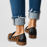 Weicher Wildleder-Slipper mit schwarzem Obermaterial und Leoparden-Einsatz, flache Sohle