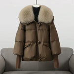 Winterjacke mit Kunstfellkragen, braune Steppjacke mit Reißverschluss und Pattentaschen.