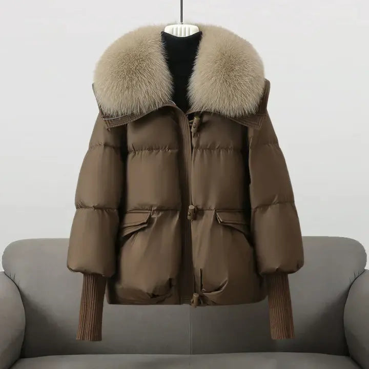 Winterjacke mit Kunstfellkragen, braune Steppjacke mit Reißverschluss und Pattentaschen.