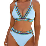 Figurbetontes Bikini-Set in Hellblau mit Dreieckoberteil und Zierstreifen am Saum