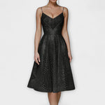 Schwarzes Midikleid mit Trägern, V-Ausschnitt und Stickereimuster in Linienoptik