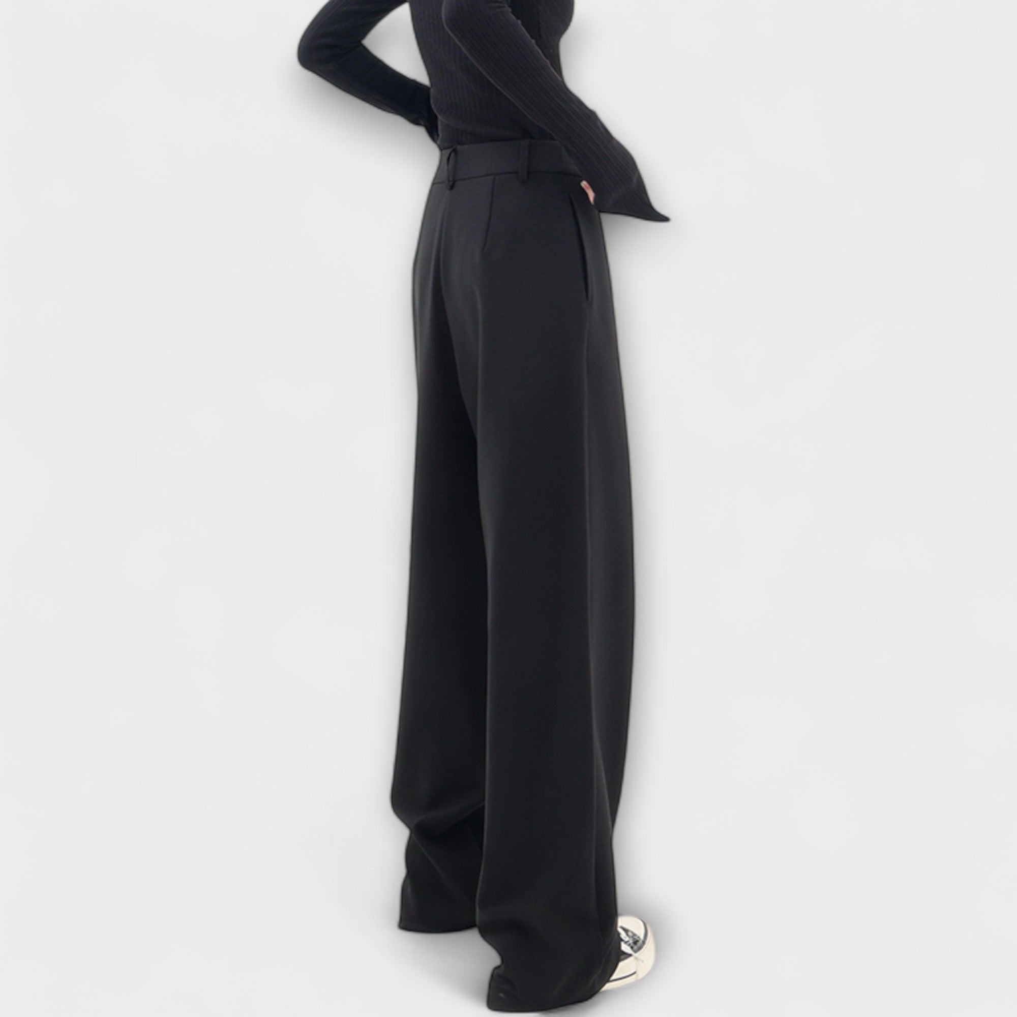 Asymmetrische Hose in Schwarz, seitliche Drapierung über dem Bein, weitem Beinverlauf.