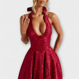 Romantisches Midikleid in Rot mit tiefem Ausschnitt und gepufftem, ausgestelltem Rock