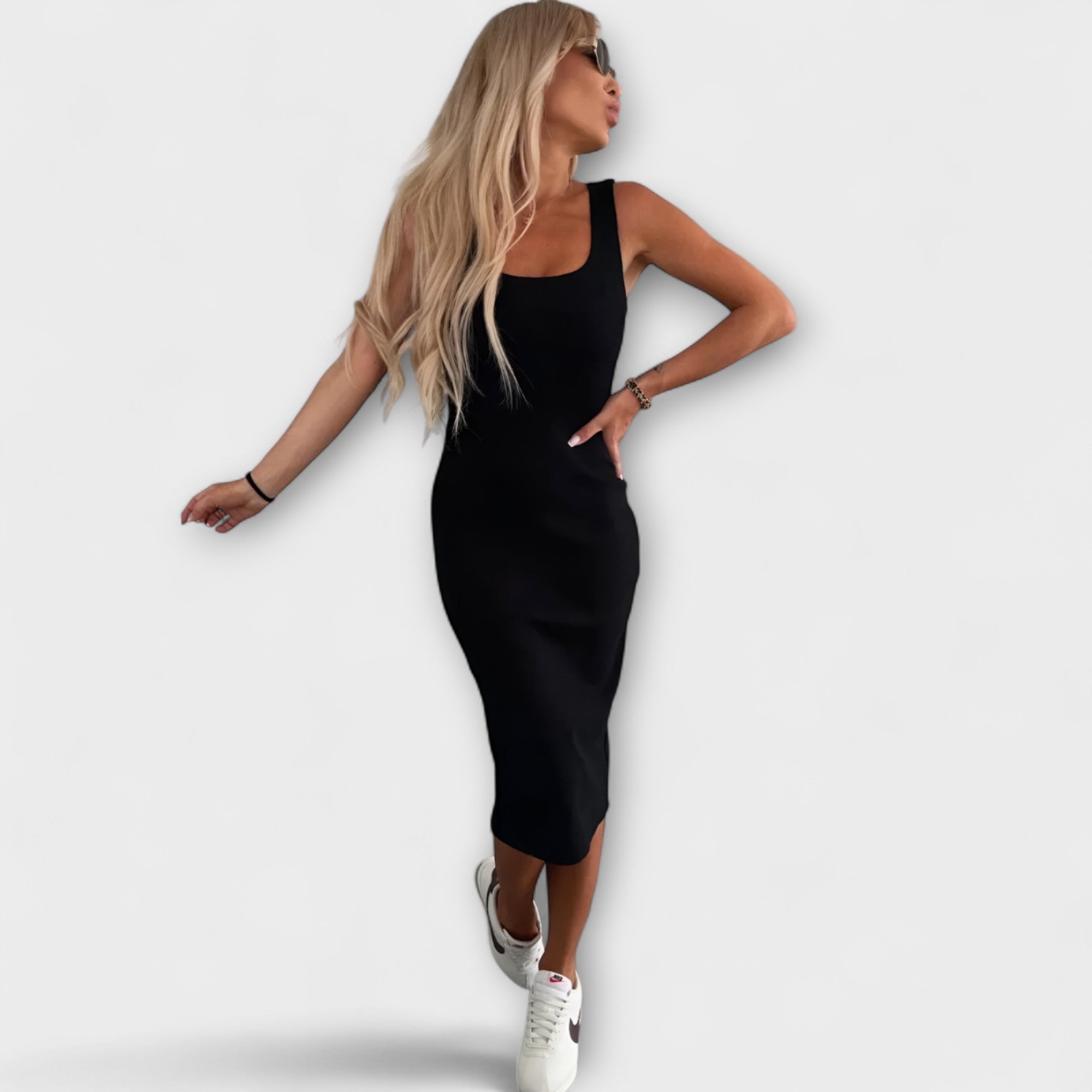 Schwarzes Midi-Kleid mit Cardigan, ärmellos wirkender Schnitt am Kleid, seitliche Ansicht