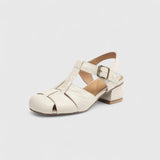 Elegante Ledersandalen in Creme mit Knöchelriemen und Metallschnalle, niedriger Blockabsatz
