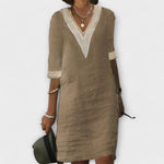 Kleid aus Baumwolle und Leinen in Khaki mit V-Ausschnitt und Häkelborten an Ärmeln