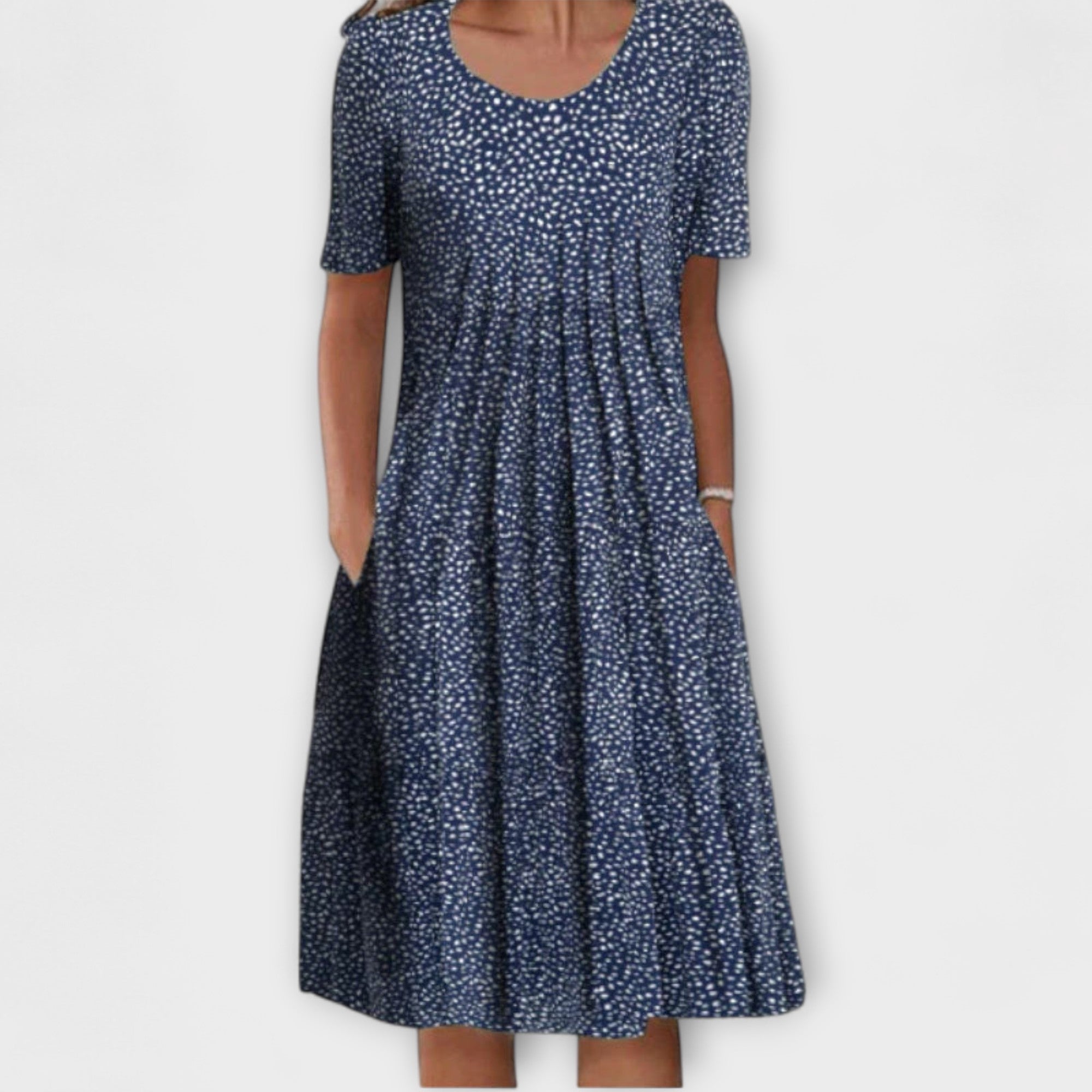 Schichtkleid in Dunkelblau mit feinen weißen Punkten, kurze Ärmel, ausgestellter Rock