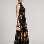 Schwarzes Halter-Neck Midi-Kleid mit floralen Prints, seitliche Ansicht, weiter Rock