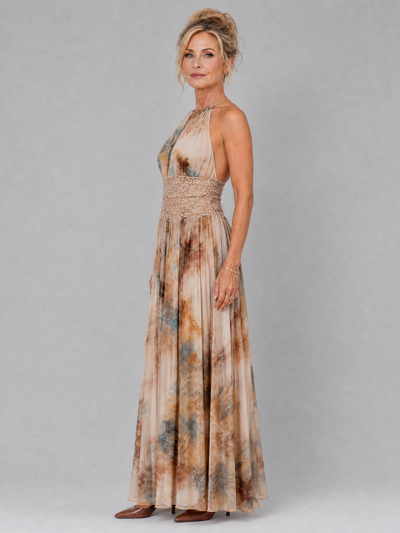 Maxikleid mit Neckholder, Spitzen-Taillenbund und mehrfarbigen Bahnen im Batiklook