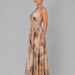 Maxikleid mit Neckholder, Spitzen-Taillenbund und mehrfarbigen Bahnen im Batiklook