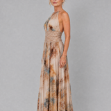 Maxikleid mit Neckholder, Spitzen-Taillenbund und mehrfarbigen Bahnen im Batiklook