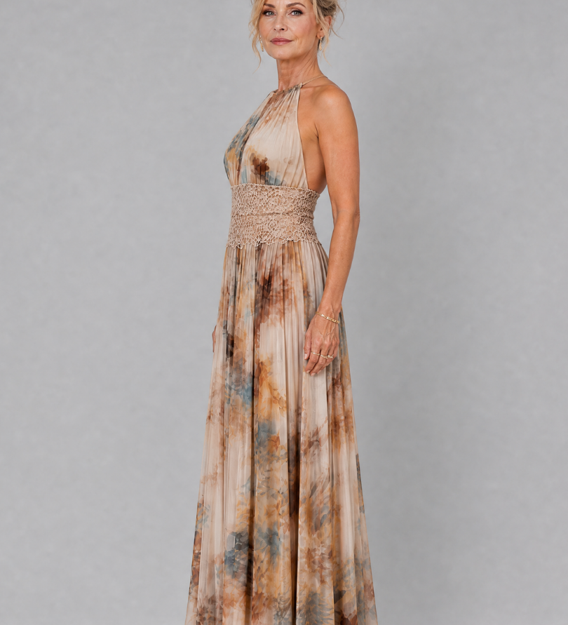 Maxikleid mit Neckholder, Spitzen-Taillenbund und mehrfarbigen Bahnen im Batiklook