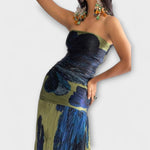 Trägerloses Midi-Kleid im Blau-Oliv-Print, gerafftes Bandeau-Oberteil, schmaler Schnitt.