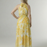 Gelbes Midikleid in Halter-Optik, hinten geraffter Ausschnitt und elastischer Taillenbund