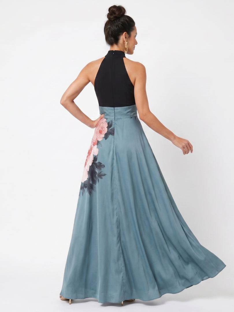 Maxikleid Rückansicht: Neckholder, blauer Faltenrock mit Blumenpanel vorn