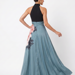 Maxikleid Rückansicht: Neckholder, blauer Faltenrock mit Blumenpanel vorn