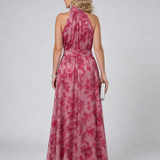 Rückansicht des rosa Batik-Midikleids mit Halfterverschluss und Taillenbund