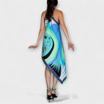 Satin-Midi-Kleid mit farbigem Grafikprint, schmalen Trägern und asymmetrischem Saum