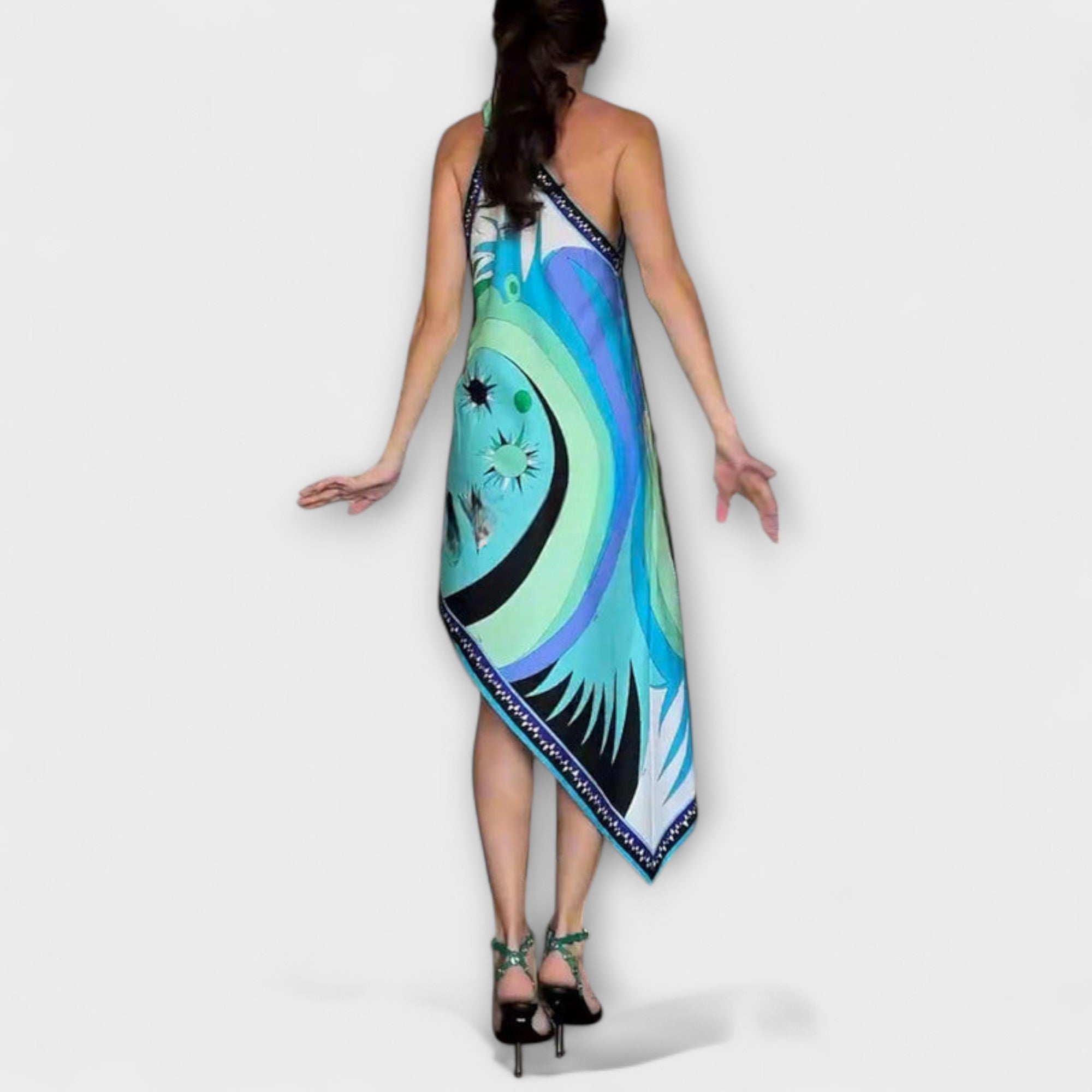 Satin-Midi-Kleid mit farbigem Grafikprint, schmalen Trägern und asymmetrischem Saum