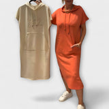Entspanntes Kapuzenkleid, beiges und orangenes Modell, kurze Ärmel