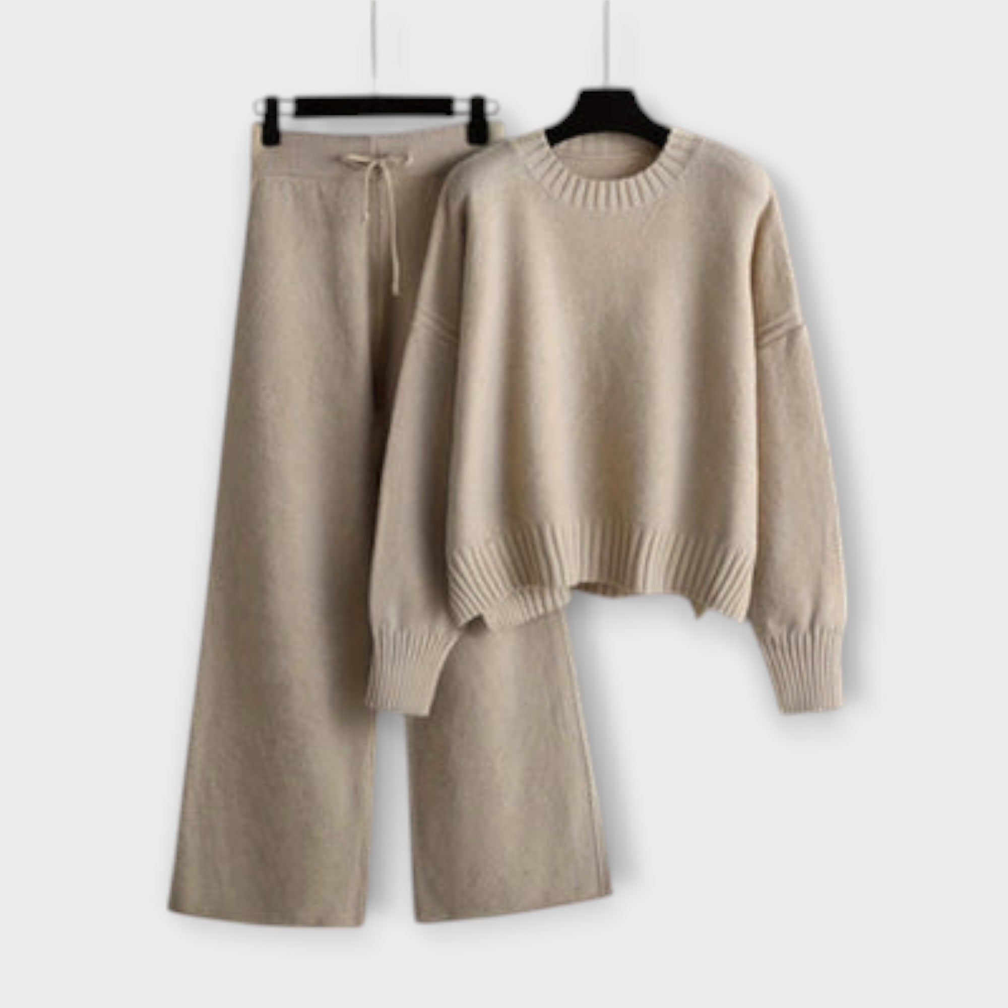 Zweiteiliges Strickset: beiger Pullover mit Rundhalsausschnitt und weiter Hose mit Kordelzug