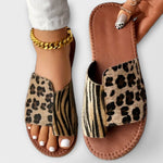Flache Sandalen mit goldener Kettenschließe, Leopardenmuster- und Zebrastreifenriemen.