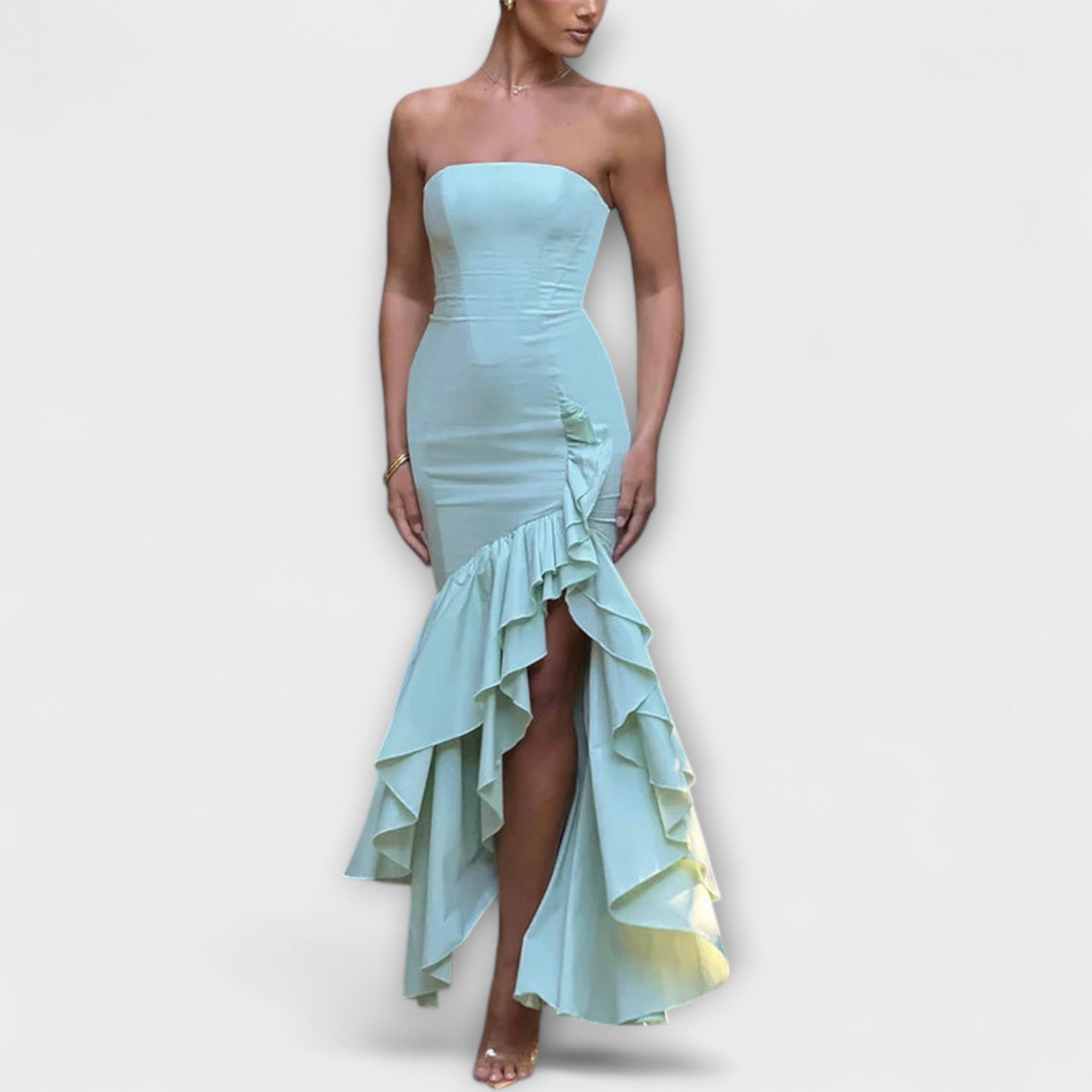Schulterfreies Maxikleid in Hellblau mit asymmetrischen Rüschenlagen am Saum