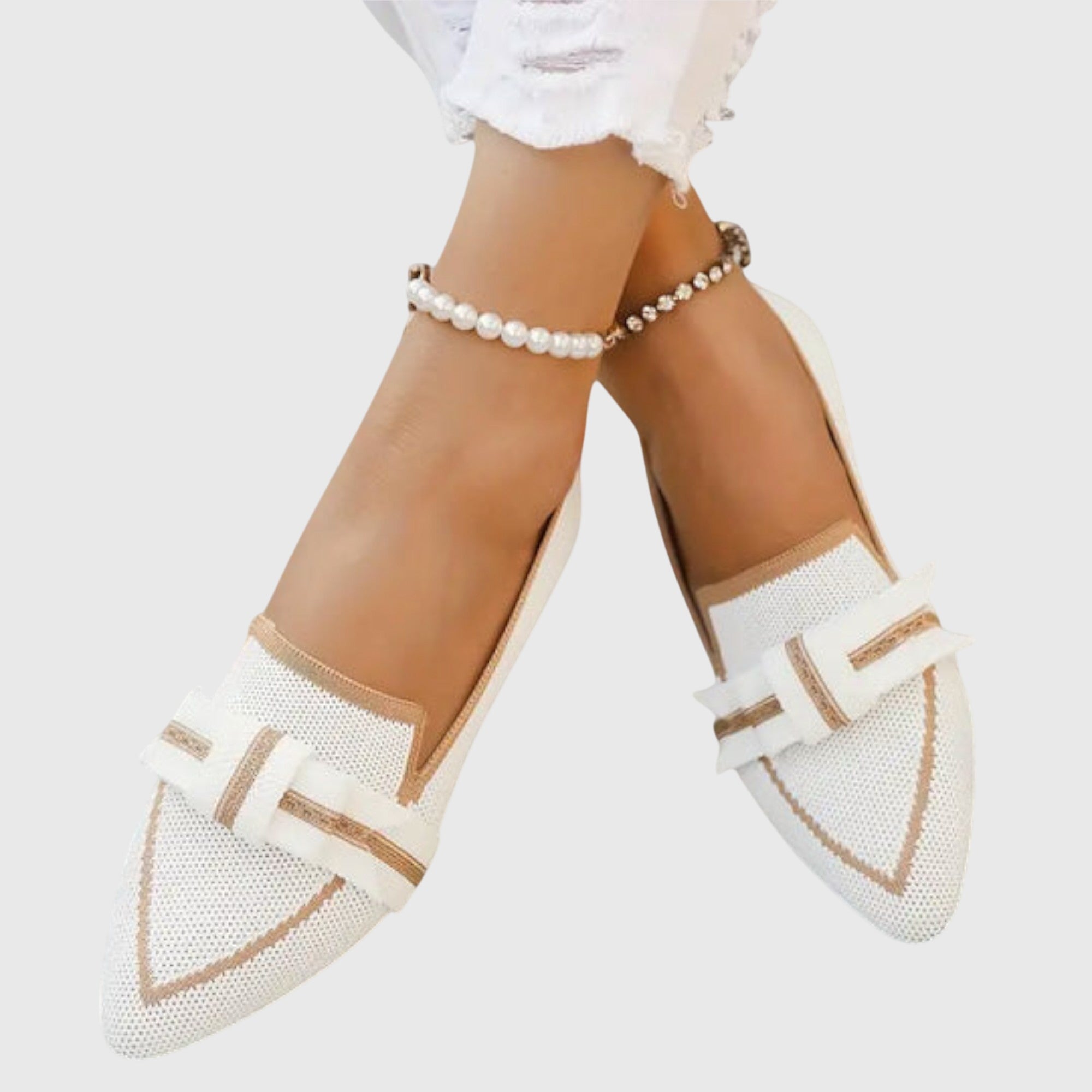 Bequeme Slipper in Weiß mit goldfarbenen Zierkanten und breitem Riemen