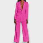 Damenanzug: pinkfarbener Blazer mit Revers und weiten Schlaghosen