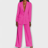 Damenanzug: pinkfarbener Blazer mit Revers und weiten Schlaghosen