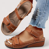 Cognacfarbene Sandalen mit Klettverschluss, Riemen am Spann und gepolstertem Fußbett