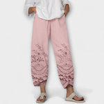 Spitzenhose mit floralen Stickereien, weitem Bein und dekorativem Saum, rosa