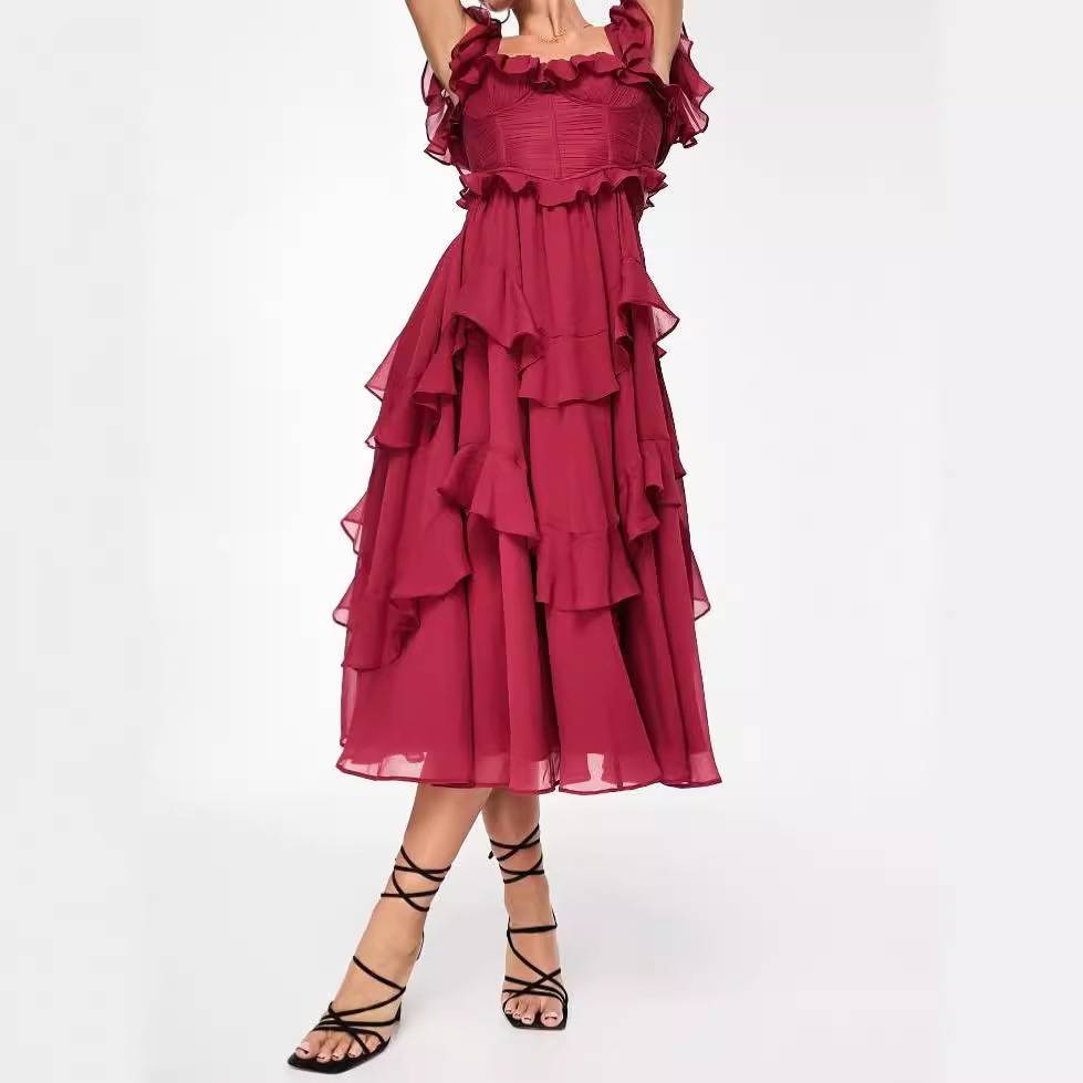 Bordeauxrotes Kleid mit mehrlagigen Rüschen und voluminösem Rock