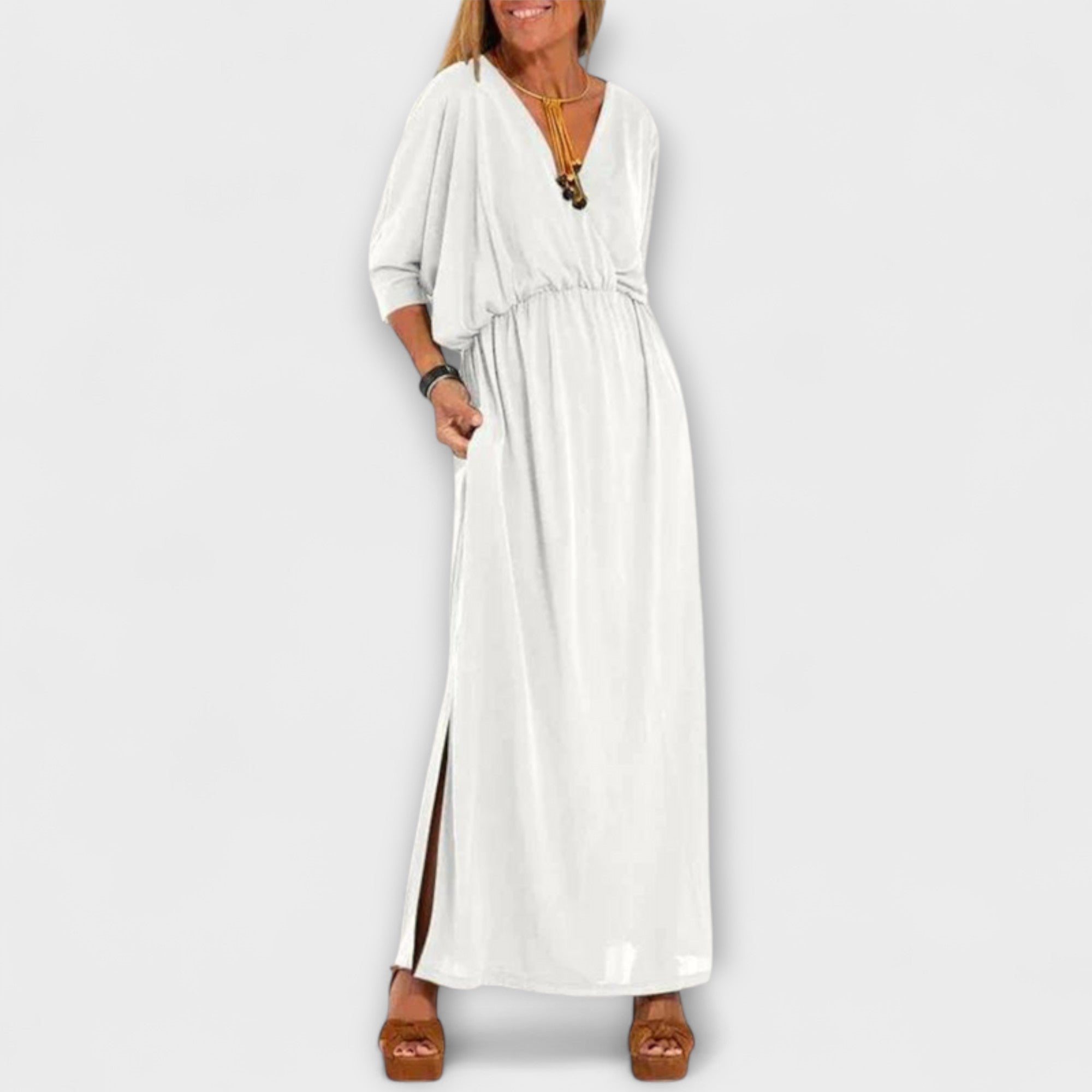 Retro-Maxikleid in Weiß mit V-Ausschnitt, geraffter Taille und Seitenschlitz
