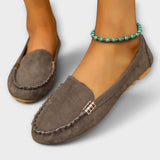 Wildleder-Loafer in Grau mit Ziernähten und goldfarbenem Schnallendetail an der Seite